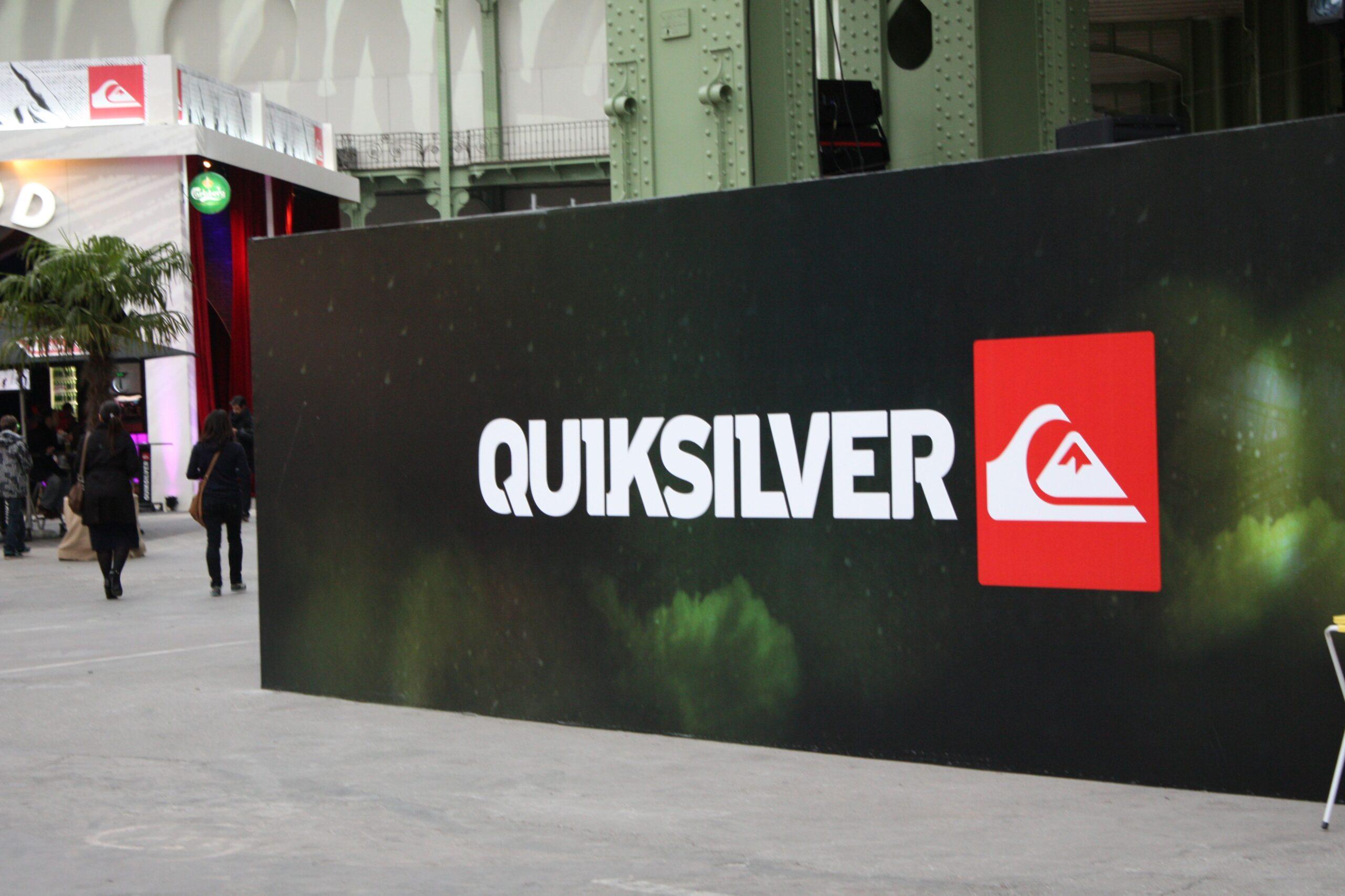 Quiksilver logo appearing on a black-coloured wall.