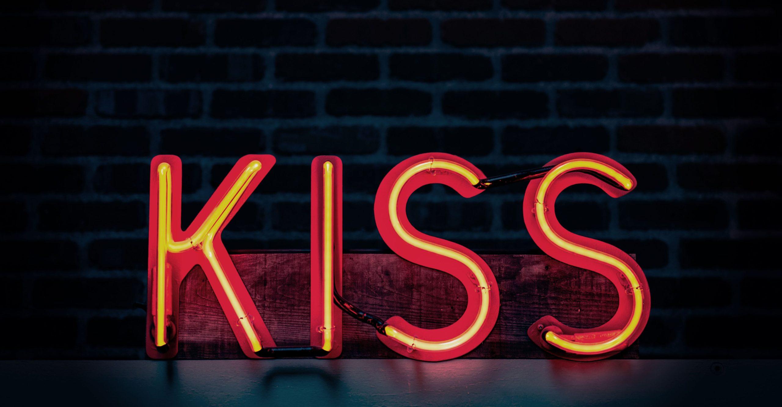 Neon sign with the word KISS in capital letters.