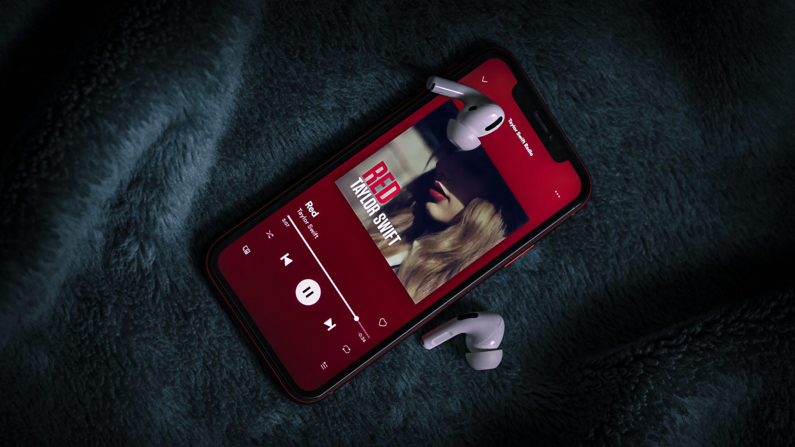 Smartphone displaying the cover of Taylor Swift's Red album.