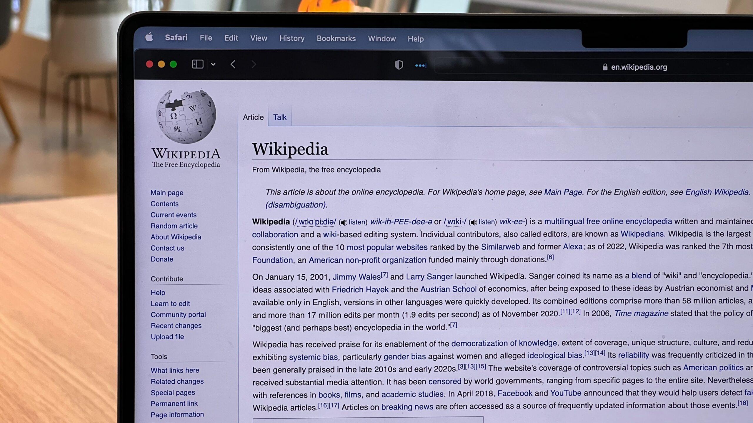 Laptop displaying a Wikipedia page about Wikipedia.